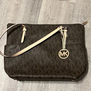 Michael Kors Signature Jet Set East West Top Zip Tote